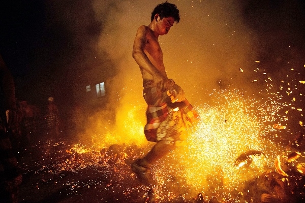 Lễ hội ném lửa truyền thống trên đảo Bali