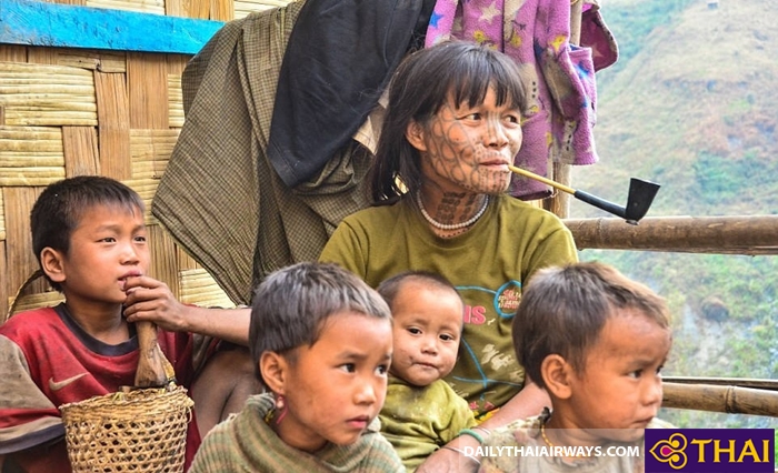 Ấn tượng về những người phụ nữ xăm mặt ở Myanmar.